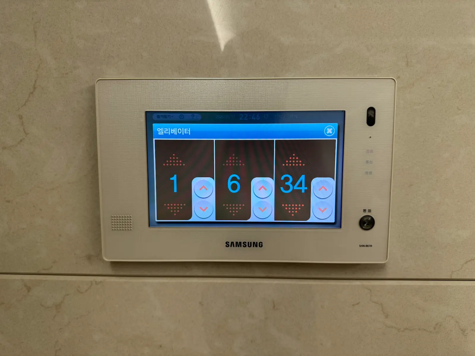 Wall pad elevator call screen